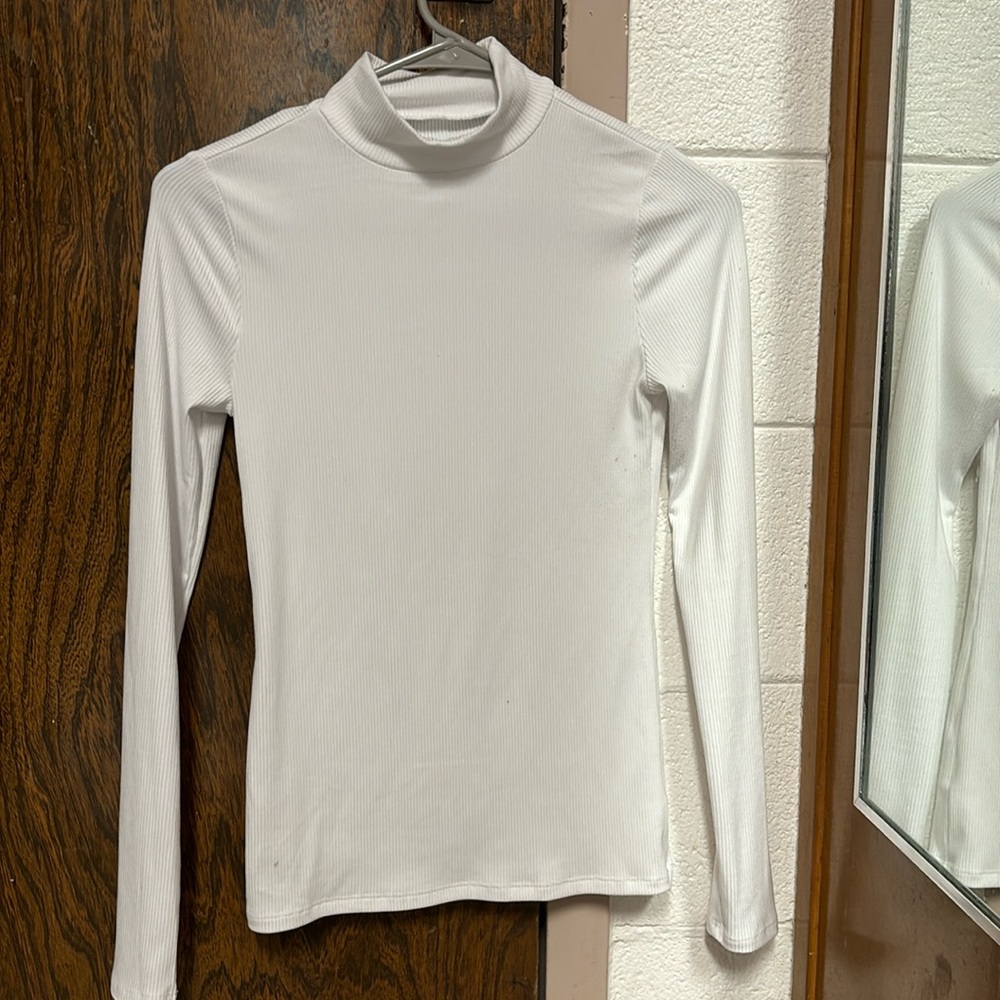 NWOT No Boundaries white turtleneck size S